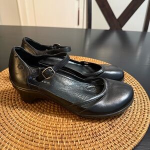 Aravon black leather, Mary Jane, low heel shoes size 8.5